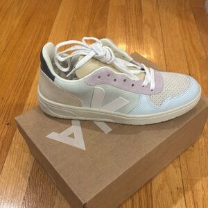 BNWT Veja V-10 sided sneakers. Beautiful and perfect!! Size 41. US women’s 10.